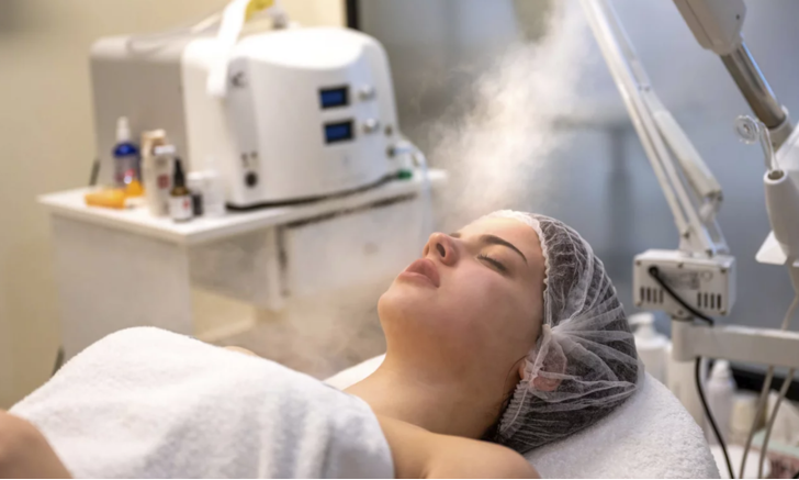 Soin Rajeuniseement
L’IPL traite les taches pigmentaires indésirables et les lésions vasculaires. Le teint devient plus uniforme et lumineux, avec un éclat naturel.
    En savoir plus