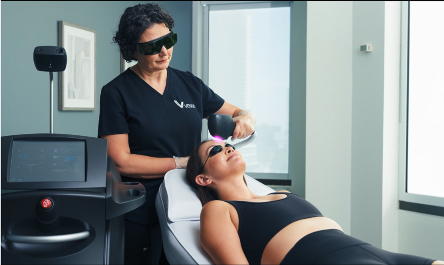 Laser AC Dual
La lumière pulsée cible acné, taches, rougeurs et signes de l’âge pour une peau plus nette, uniforme et éclatante.
    En savoir plus